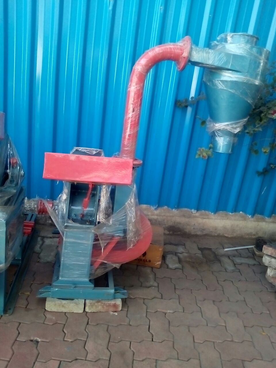 Grinder with cyclone
